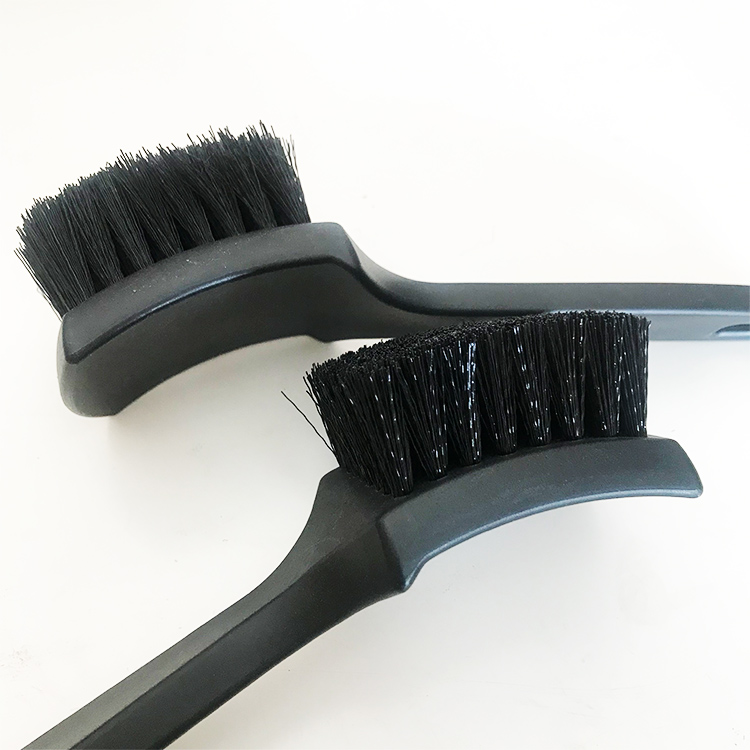 BLACKLINE™ STIFF BRISTLE TIRE BRUSH